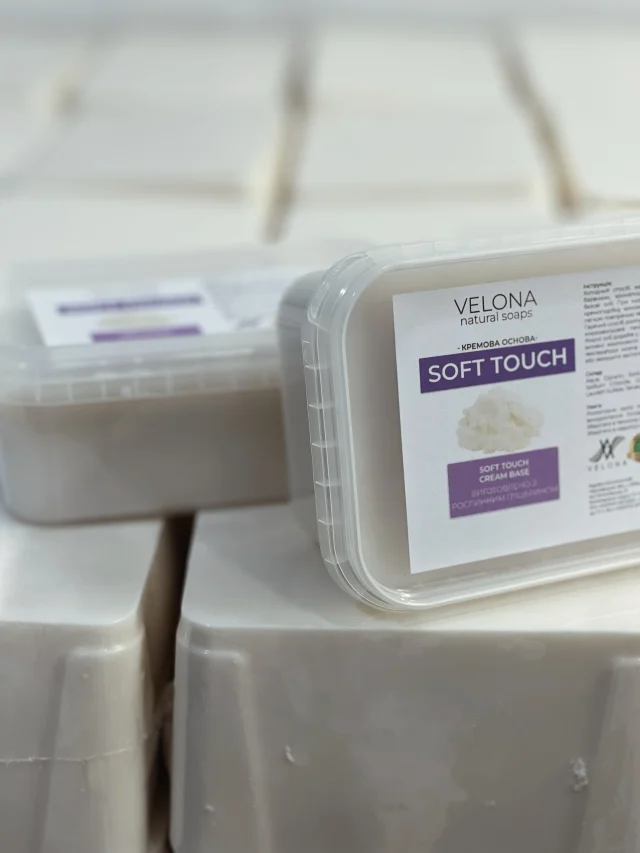 🤍 Кремова мильна основа Soft Touch — новий рівень миловаріння!Чому її обирають майстри?
✔ Ніжна кремова текстура.
✔ Легко збивається та чудово тримає форму.
✔ Ідеально підходить для створення об’ємного декору та ефекту «вершків».
✔ Добре поєднується з барвниками, ароматизаторами та декоративними елементами.
✔ Дарує готовому виробу красивий, професійний вигляд.З Soft Touch ви зможете створювати:
🧁 мильні тістечка та капкейки;
🍓 реалістичні десерти;
🎁 оригінальні подарункові набори.📩 Пишіть нам у direct — із задоволенням допоможемо обрати потрібний об’єм та відповімо на всі запитання.📞 + 380934089878#velona #velona_ua #velona_soap #soap #soap_ua