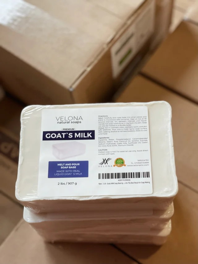 Мильна основа Goat’s Milk — та, що точно не підведе у ваших мильних експериментах! 🤍Якщо любите експериментувати з формами, кольорами, ароматами та дизайнами — ця основа стане чудовою базою для творчості.🐐 Чому саме вона?— легко плавиться та з нею комфортно працювати
— добре приймає барвники й аромати
— має ніжну, кремову текстуру
— дає красиву пінуТож можна сміливо діставати форми, підбирати улюблені аромати й експериментувати без страху, що основа підведе 🫧А якщо ви ще жодного разу не пробували основу з козячим молоком — саме час! 🤍Щоб здійснити замовлення пишіть в direct або телефонуйте:
📞 + 380934089878#velona #velona_ua #velona_soap #soap #soap_ua