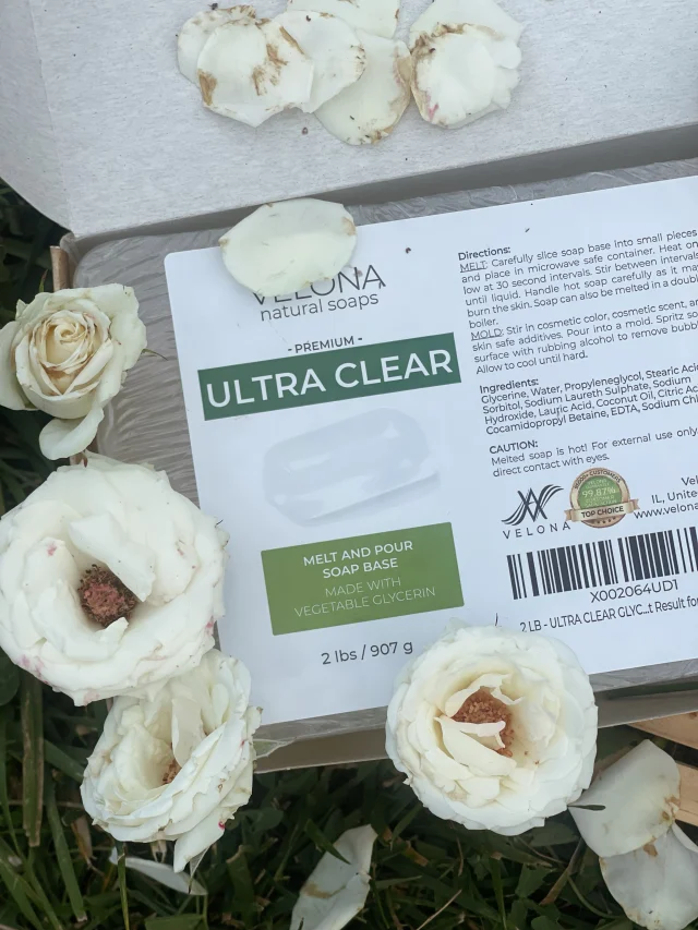 Кристально прозора, легка та ідеальна для мильних експериментів 🤩Ultra Clear — це та сама основа, з якою можна створювати мило, де головний герой — не білий фон, а колір, декор, блискітки, сухоцвіти та ваша фантазія.
Основа легко плавиться, з нею приємно працювати, а готове мило виходить красивим і «дорогим» на вигляд.І головне — Ultra Clear не підведе навіть тоді, коли у вас в голові вже народився черговий мильний експеримент 😏Щоб здійснити замовлення пишіть в direct або телефонуйте:
📞 + 380934089878#velona #velona_ua #velona_soap #soap #soap_ua